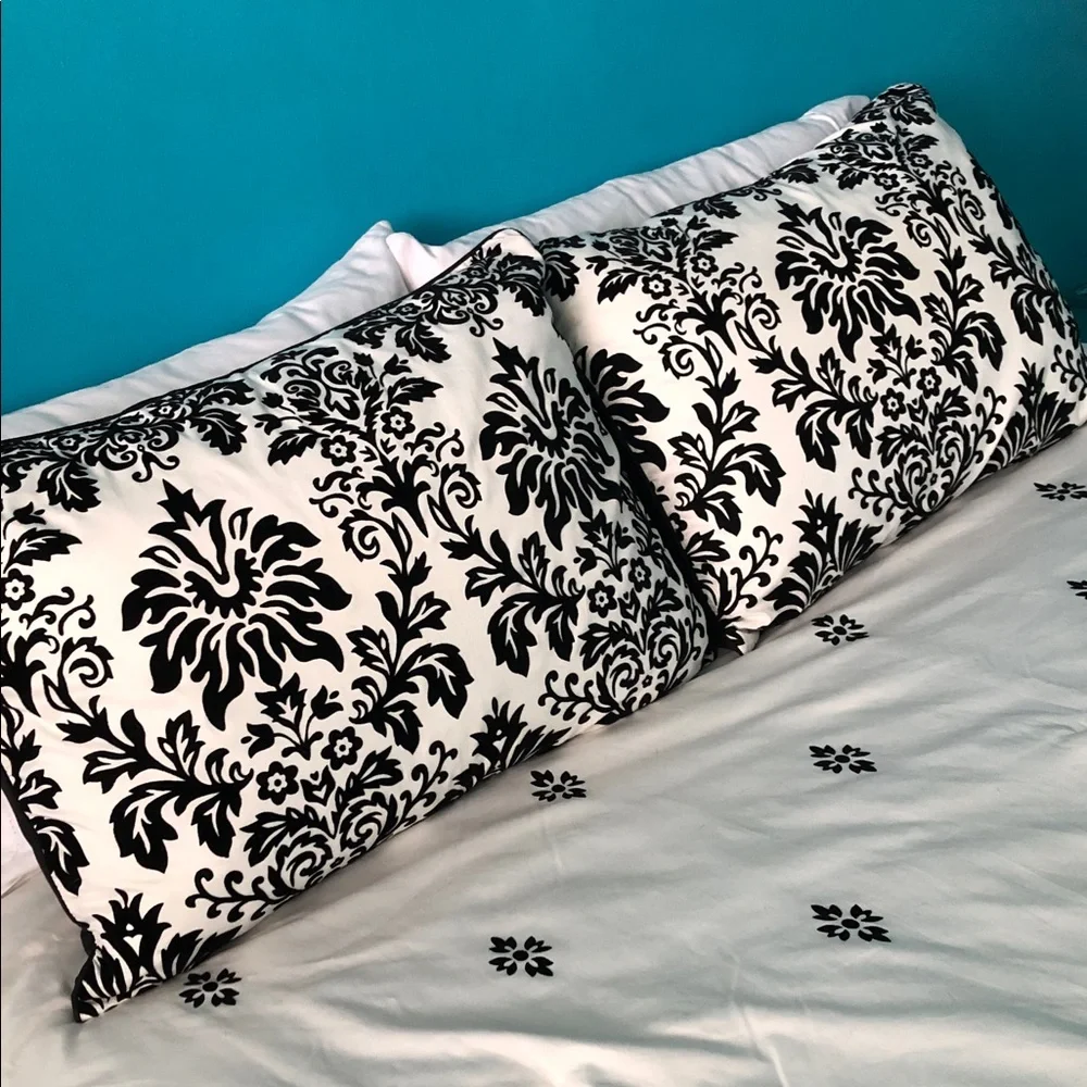 MACY’S DAMASK FLOCK QUEEN SIZE COMFORTER SET • BLACK/WHITE RAISED DAMASK PATTERN